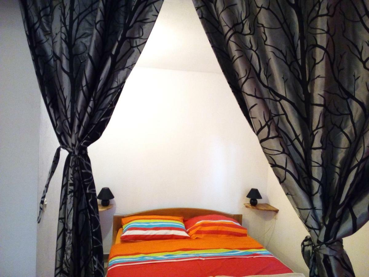Studio Apartman Hrast Seline Exterior photo
