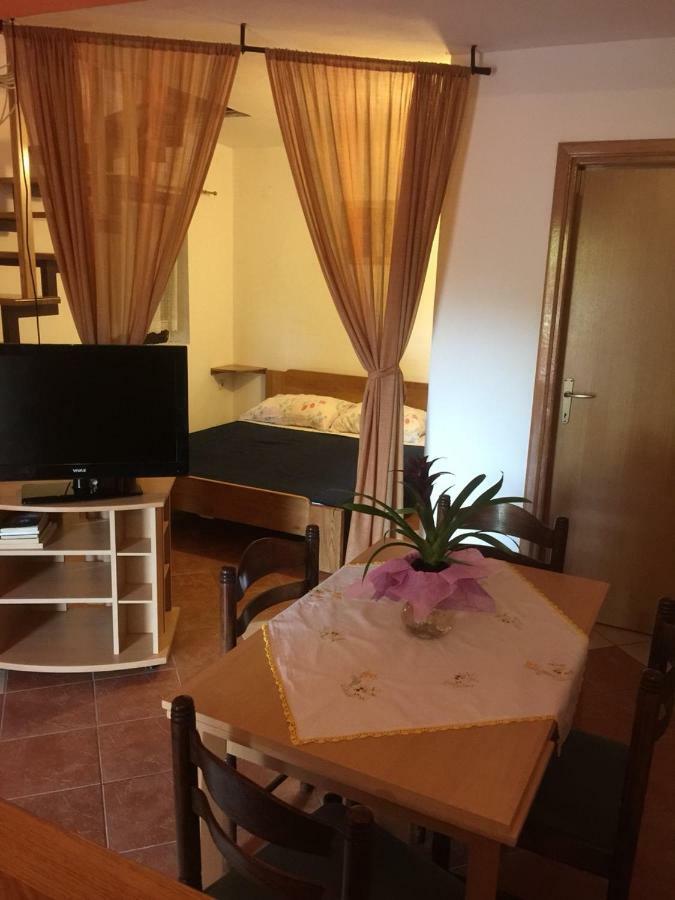 Studio Apartman Hrast Seline Exterior photo